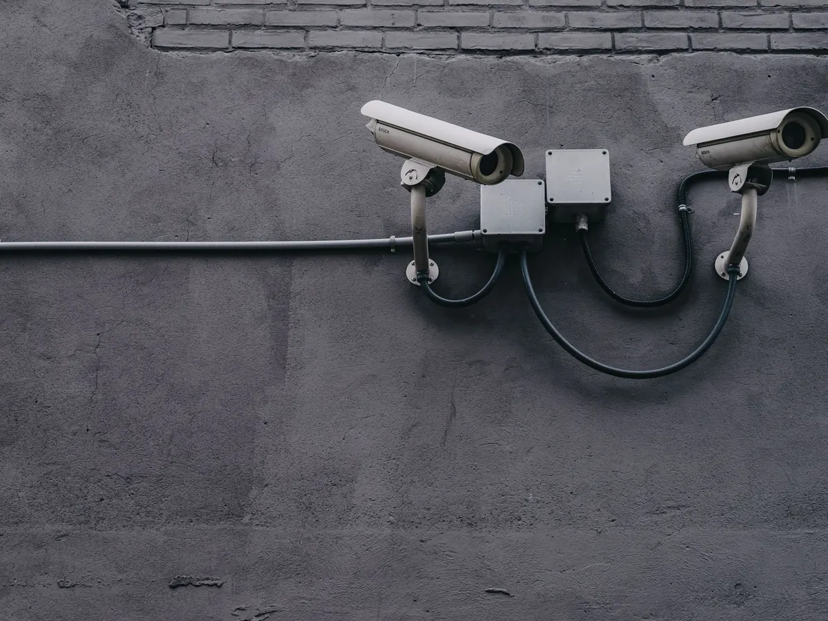 Dos cámaras de seguridad instaladas en una pared